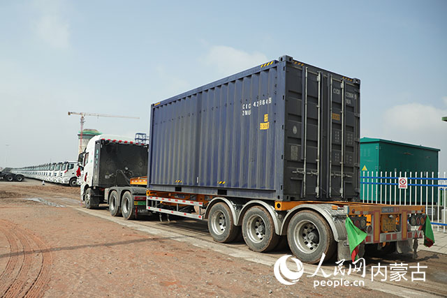 新能源重卡采用集裝箱運輸。人民網記者 趙夢月攝
