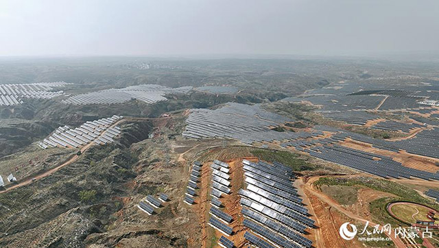 伊金霍洛旗天驕綠能50萬千瓦采煤沉陷區(qū)生態(tài)治理光伏發(fā)電示范項目。人民網 孟佳澍攝