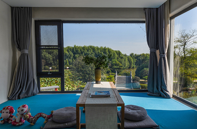 位于四頂山腳下的四頂山居，推窗見景，望山親水。吳芳攝