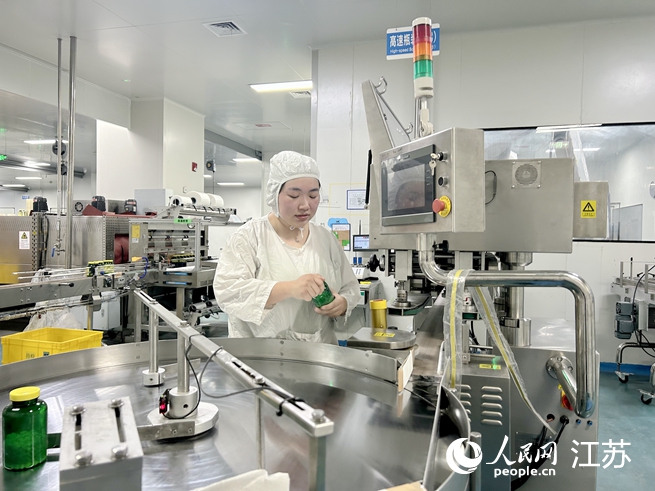 工作人員在操作檢測(cè)儀器。人民網(wǎng) 王丹丹攝