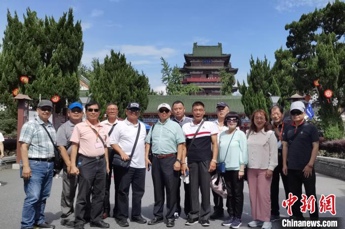 圖為臺(tái)灣新北市永和區(qū)里長(zhǎng)聯(lián)誼會(huì)江西參訪團(tuán)一行在南昌滕王閣前合影?！×鴷缘?攝