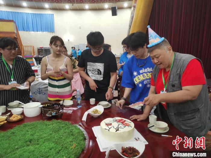 圖為內(nèi)蒙古臺辦為臺胞過生日。　李愛平 攝