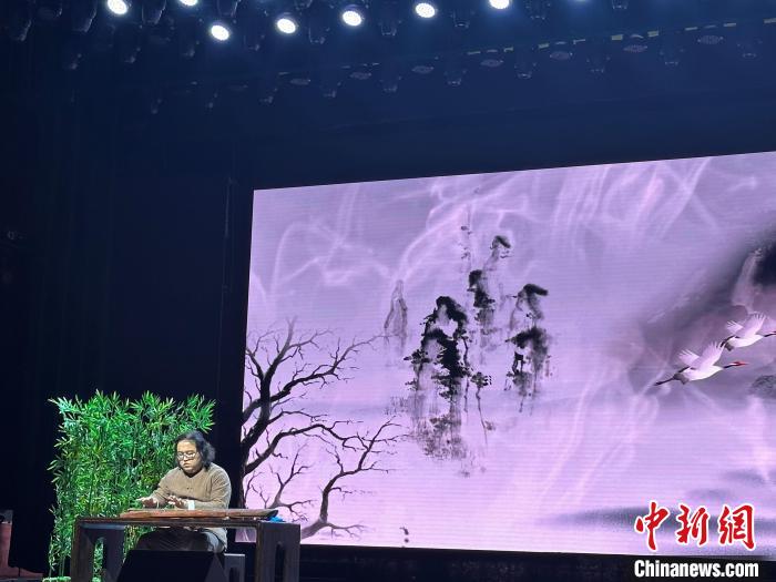 閩派古琴名家陳志強(qiáng)演奏一曲《流水》?！堺惥?攝