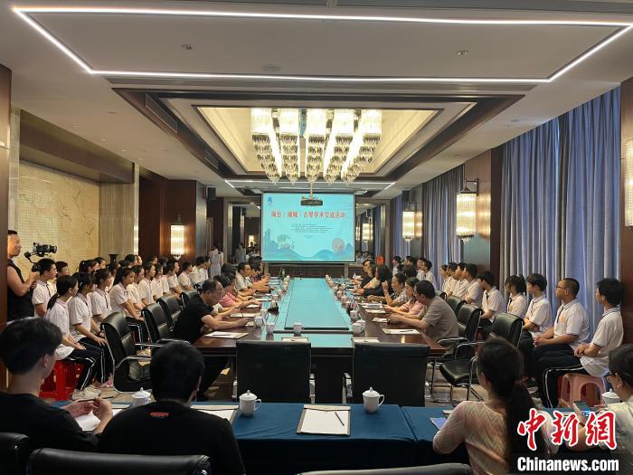 閩臺(tái)古琴技藝培訓(xùn)交流活動(dòng)同步舉行。　葉國(guó)寶 攝