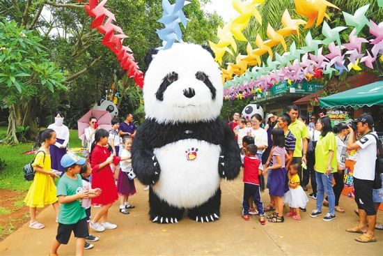 5月2日上午，“五一”小長(zhǎng)假的第二天，?？跓釒б吧鷦?dòng)植物園迎來客流小高峰，園區(qū)里可愛的“大熊貓”造型吸引眾多小游客。海南日?qǐng)?bào)記者 張茂 通訊員 熊麗 攝