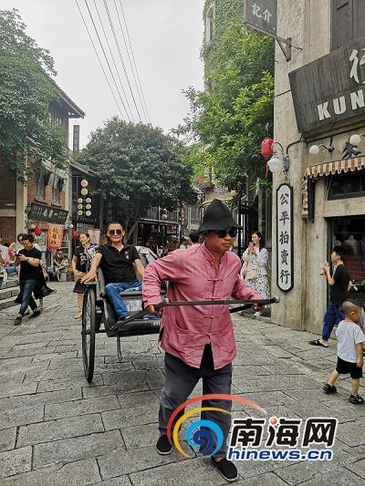 馮小剛電影公社里體驗(yàn)“黃包車”的游客。南海網(wǎng)記者 蘇靚 攝