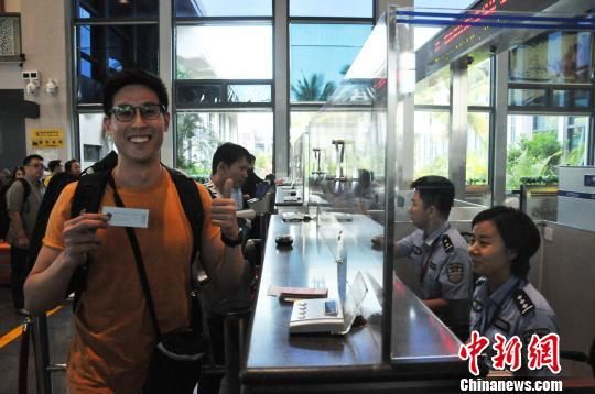  4月30日上午，從美蘭機(jī)場(chǎng)入境的新加坡旅客接過(guò)?？诿捞m邊檢站民警的溫馨提示小卡片后豎起大拇指點(diǎn)贊?！±盍濉z