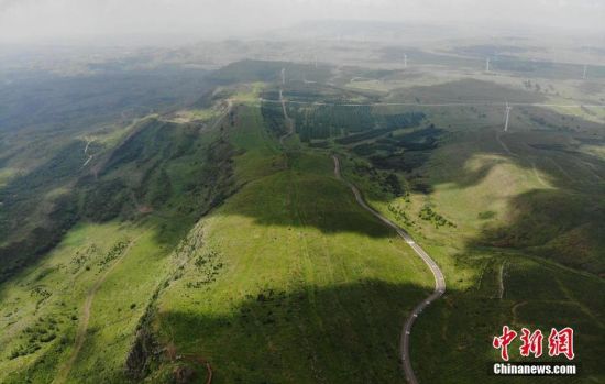 6月28日，夏日鏡頭下的河北張家口張北“草原天路”蜿蜒曲折。 中新社記者 楊艷敏 攝