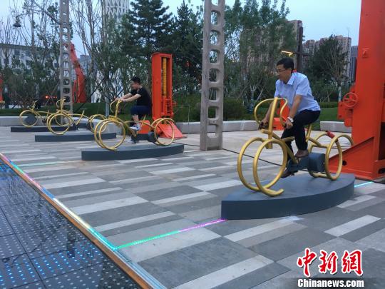 市民使用公園內(nèi)的健身設(shè)施?！「呒t超 攝