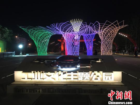 夜晚，奧運(yùn)“五色樹”的燈光?！「呒t超 攝