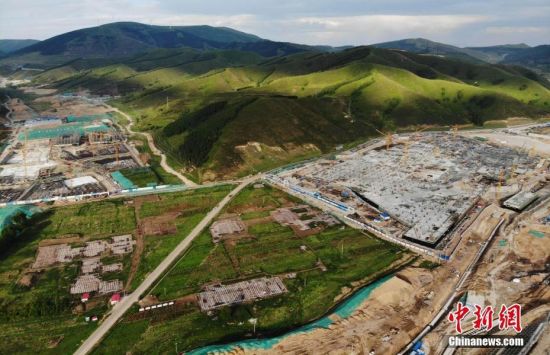 6月28日，航拍鏡頭下的河北張家口冬奧會(huì)太子城冰雪小鎮(zhèn)項(xiàng)目。太子城冰雪小鎮(zhèn)項(xiàng)目位于2022年冬奧會(huì)張家口賽區(qū)核心區(qū)，連接張家口賽區(qū)云頂和古楊樹(shù)兩個(gè)競(jìng)賽場(chǎng)館群，建成后將承擔(dān)賽時(shí)核心區(qū)配套保障功能，提供冬奧頒獎(jiǎng)、貴賓接待、交通換乘、休閑娛樂(lè)等服務(wù)，賽后將成為一座國(guó)際化四季度假小鎮(zhèn)。 中新社記者 楊艷敏 攝