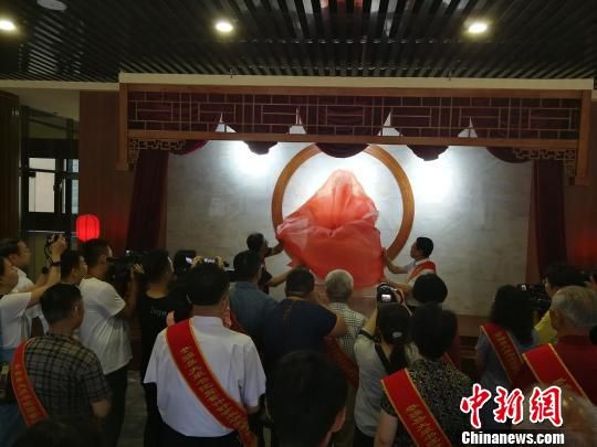 為董子石像揭幕?！⊥貔i 攝