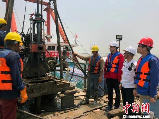 圖為勘察設(shè)計(jì)人員與常熟海事局執(zhí)法船在現(xiàn)場(chǎng)配合鉆探施工?！∥赫?攝
