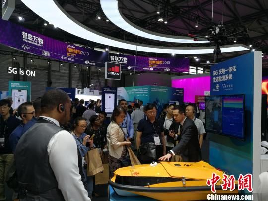 圖為現(xiàn)場(chǎng)人員講解5G“天地一體化”生態(tài)檢測(cè)系統(tǒng)?！∪伟厮?攝