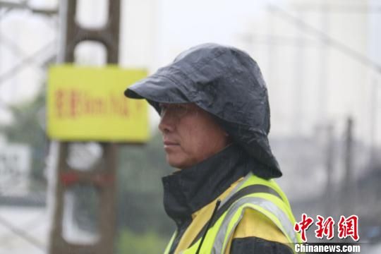 蘭州西工務段蘭州線路車間防護員雨中巡查?！⊥豕廨x 攝
