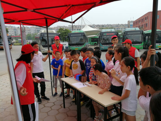 志愿者教小朋友垃圾分類的相關(guān)知識。連柏梁 攝