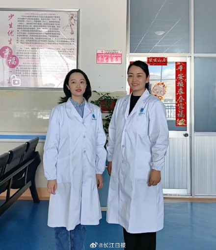 “有醫(yī)生嗎？有人暈倒了！”武漢協(xié)和醫(yī)院援藏醫(yī)療隊(duì)員聽到呼救就沖了上去