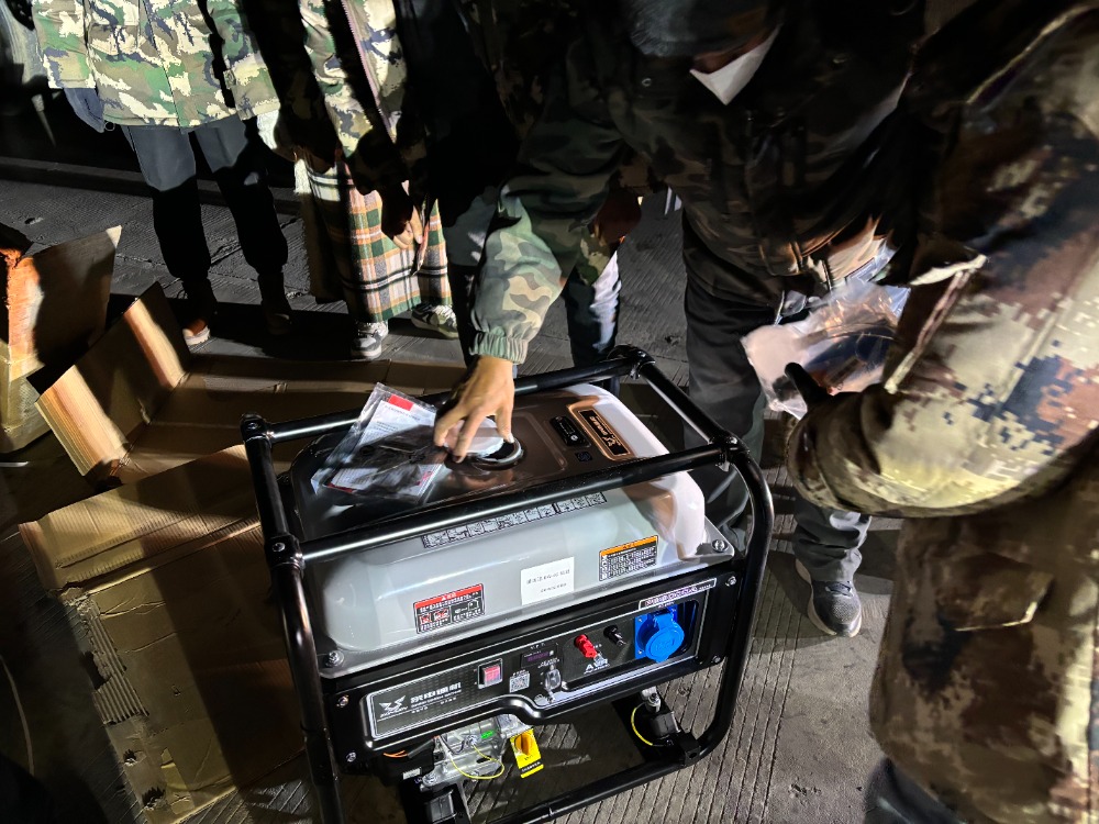 震區(qū)所需 重慶所能！重慶首批救援物資跨越千里抵達(dá)雪域高原