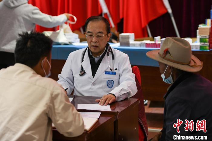 北京大學(xué)人民醫(yī)院心臟中心副主任、博士生導(dǎo)師王偉民為農(nóng)牧民問診。　江飛波 攝