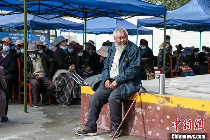 圖為日喀則桑珠孜區(qū)東嘎鄉(xiāng)農(nóng)牧民在義診室外等待?！〗w波 攝