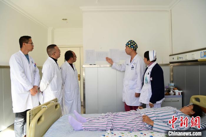 圖為何蔚副主任醫(yī)師(站右二)及團隊術后對患者的肌肉訓練、蛋白飲食等制定了每半日的康復計劃?！∝暩聛硭?攝