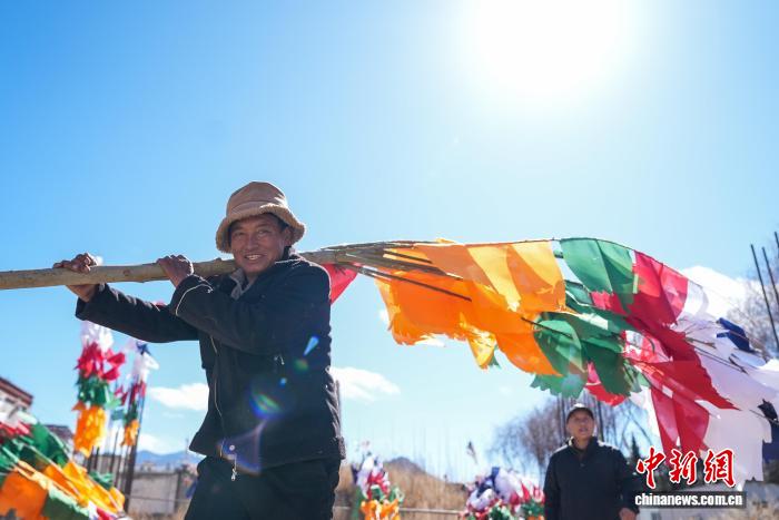 (新春走基層)縫制五彩經(jīng)幡樹迎接藏歷新年