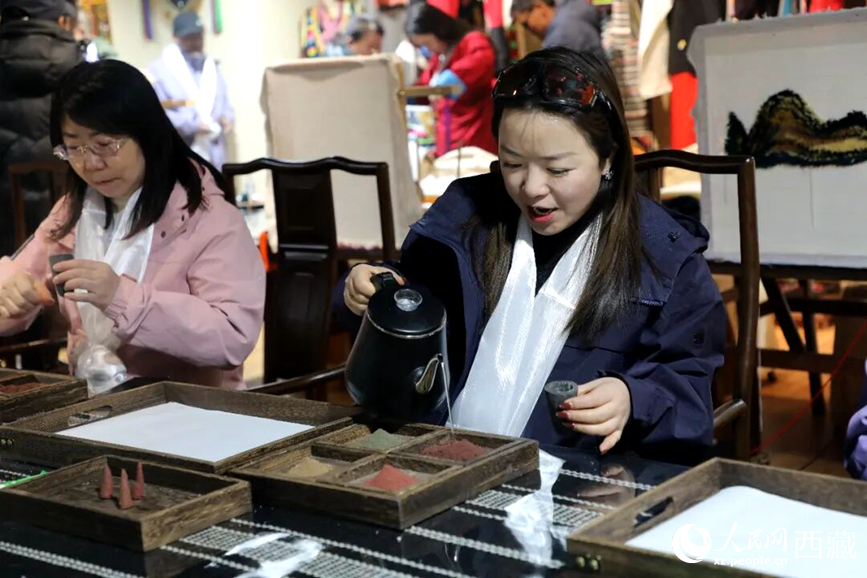 游客在“雅礱里”文化藝術(shù)街區(qū)非遺展館體驗(yàn)制作藏香。在工作人員的指導(dǎo)下，游客親手揉搓香泥、壓制成型，感受藏族傳統(tǒng)非遺技藝的魅力。人民網(wǎng)記者 吳雨仁攝