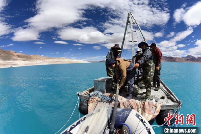 科考隊(duì)員在湖泊鉆探平臺上小心搬運(yùn)采集的巖芯樣品?！?lt;a target='_blank' ><p  align=