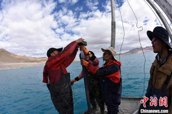 科考隊(duì)員在湖泊鉆探平臺上包裝采集的巖芯樣品。　<a target='_blank' ><p  align=