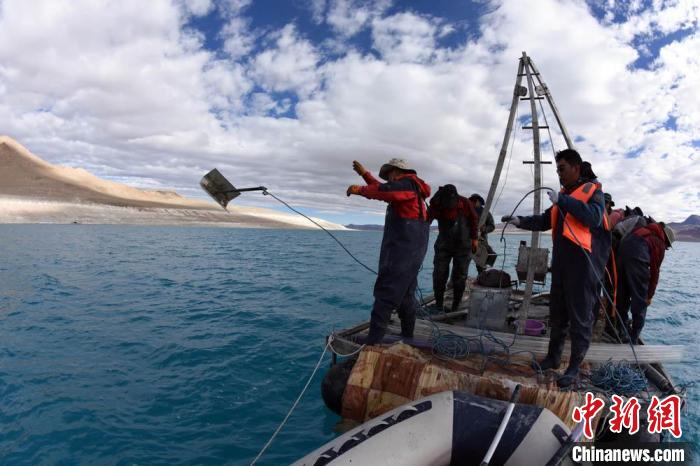 科考隊(duì)員在湖泊鉆探平臺上拋固定平臺的錨?！?lt;a target='_blank' ><p  align=