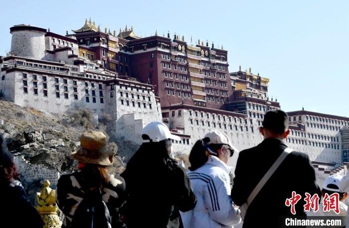 4月17日，游客在拉薩布達拉宮觀景臺拍照留念?！±盍?攝