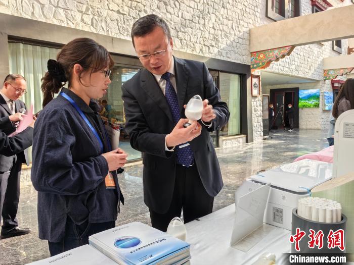 圖為簽約企業(yè)現(xiàn)場推介自己的產(chǎn)品?！≮w延 攝