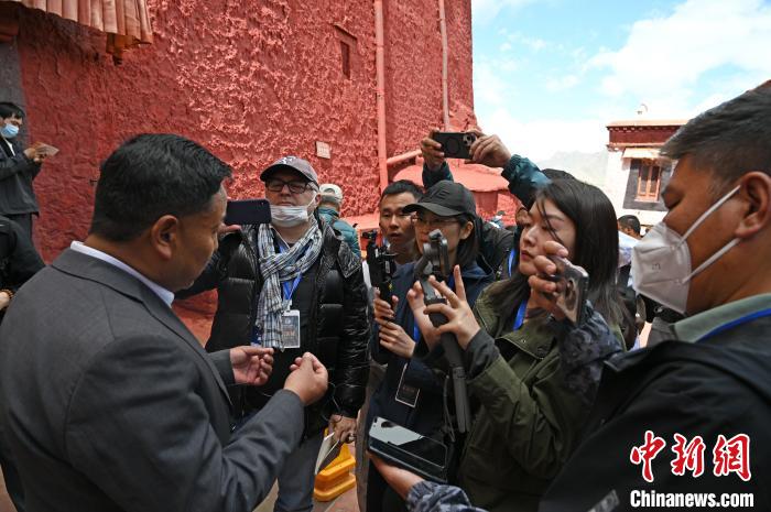 圖為中外媒體采訪布達拉宮管理處相關(guān)負(fù)責(zé)人?！≮w朗 攝