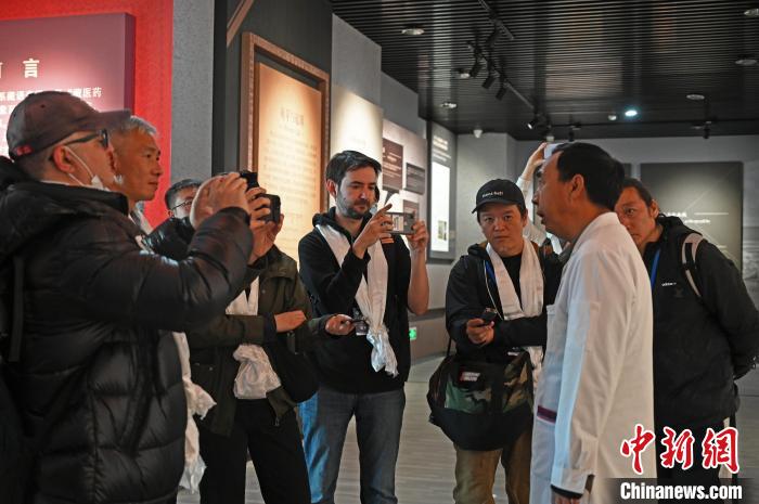 圖為中外媒體采訪西藏自治區(qū)藏醫(yī)院相關(guān)負責(zé)人。　趙朗 攝