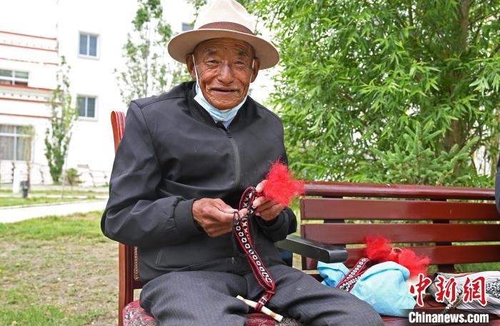 圖為曲松縣特困人員集中供養(yǎng)中心老人在做傳統(tǒng)手工編織?！≮w朗 攝