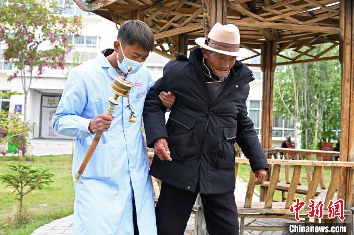 圖為曲松縣特困人員集中供養(yǎng)中心老人索朗歐珠?！≮w朗 攝
