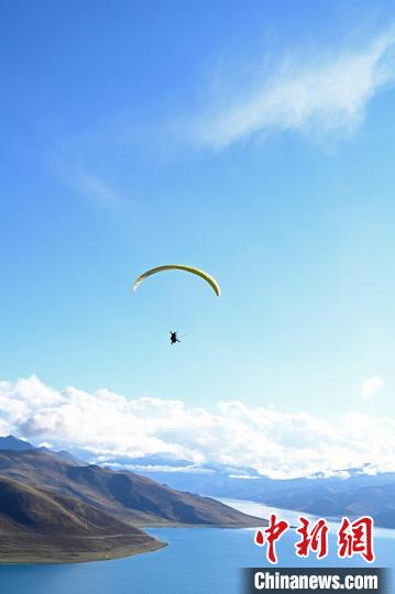 圖為在羊卓雍錯，游客體驗高空滑翔。　趙朗 攝