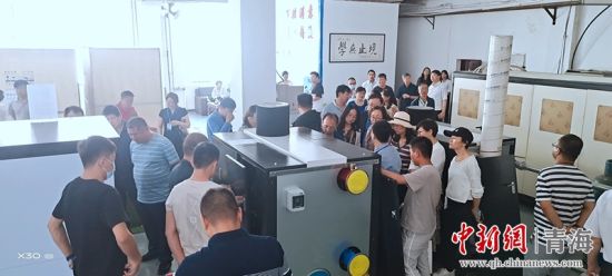 圖為行業(yè)內(nèi)人員進(jìn)行項(xiàng)目參觀。 活動主辦方供圖