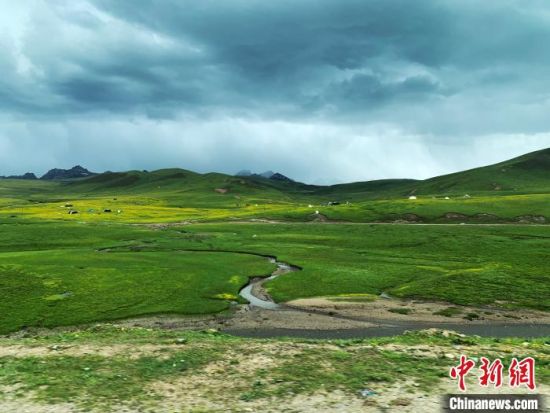 自2005年啟動(dòng)三江源生態(tài)保護(hù)和建設(shè)工程以來(lái)，果洛州共治理黑土灘315.11萬(wàn)畝，使果洛州生態(tài)環(huán)境15年來(lái)得到明顯好轉(zhuǎn)?！O睿 攝