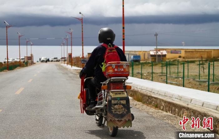 圖為白瑪從家中前往湖邊巡邏。　趙朗 攝