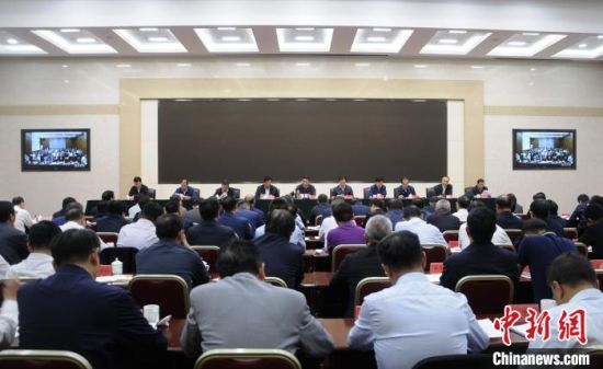 圖為青海省生態(tài)環(huán)境保護警示教育大會現(xiàn)場?！?zhí)砀！z 　　