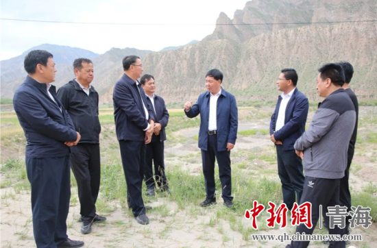 圖為黃南州有關領導現(xiàn)場踏勘、督導生態(tài)環(huán)保責任落實情況現(xiàn)場。黃宣攝