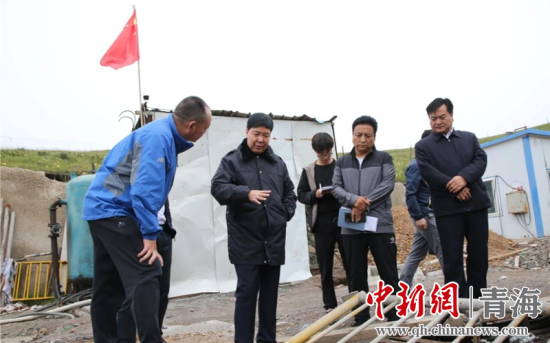 圖為黃南州有關領導現(xiàn)場踏勘、督導生態(tài)環(huán)保責任落實情況現(xiàn)場。黃宣攝