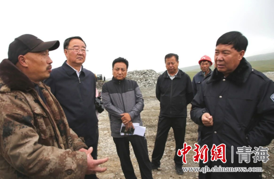 圖為黃南州有關領導現(xiàn)場踏勘、督導生態(tài)環(huán)保責任落實情況現(xiàn)場。黃宣攝