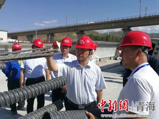 圖為生態(tài)環(huán)保專項督查現(xiàn)場。 孫舒亞攝