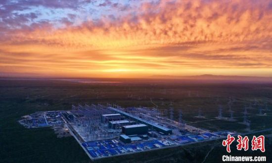 圖為朝霞下的青南換流站。　國(guó)網(wǎng)青海檢修公司供圖 　　