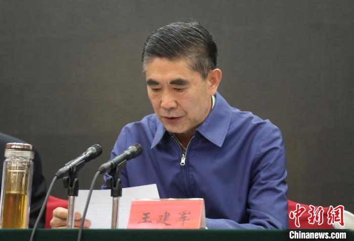 圖為青海省委書記王建軍出席會(huì)議并作講話?！?zhí)砀?攝
