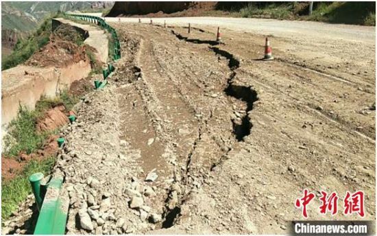 圖為發(fā)生路基下沉滑移險情的路段。果洛公路總段供圖