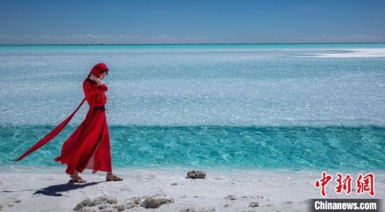圖為地處柴達(dá)木盆地的東臺(tái)吉乃爾湖。　莫啟明　攝