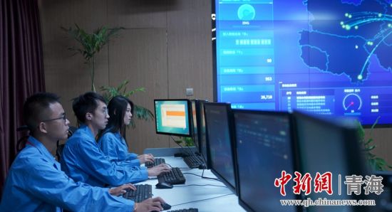 圖為國(guó)網(wǎng)青海電力大數(shù)據(jù)中心工作人員正在監(jiān)控綠電相關(guān)數(shù)據(jù)。王國(guó)棟攝